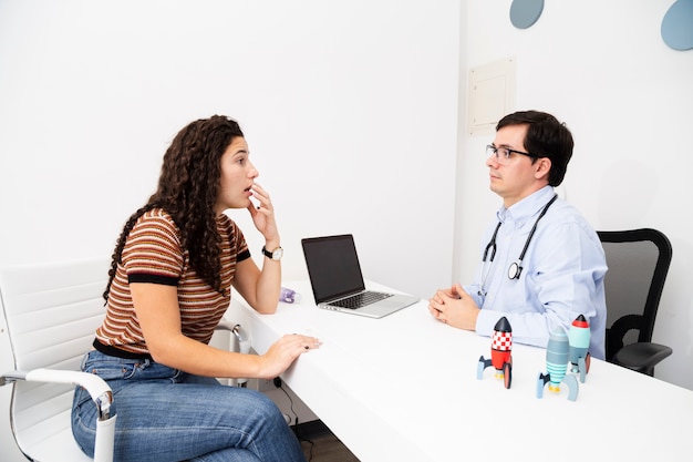 Side view patient speaking to the doctor