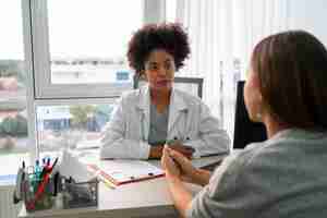 Free photo side view patient talking to doctor