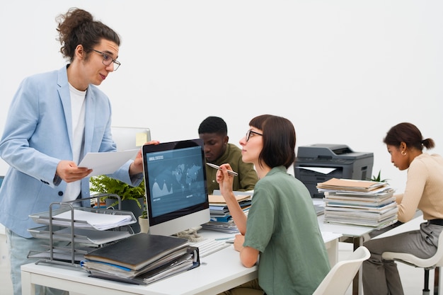 Foto gratuita vista laterale persone in chat al lavoro