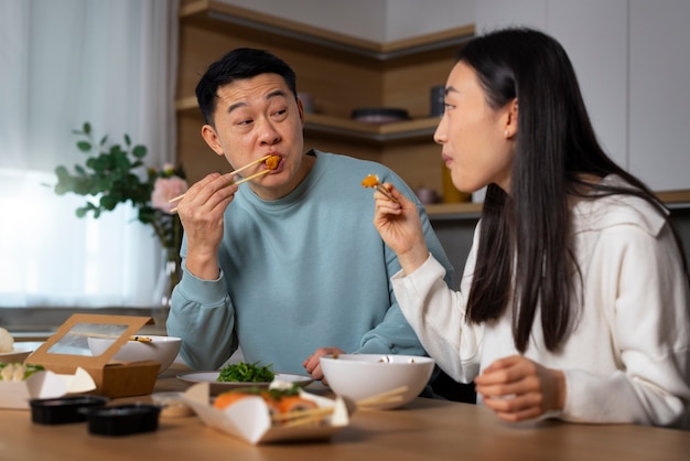 Foto gratuita vista laterale persone che mangiano cibo asiatico