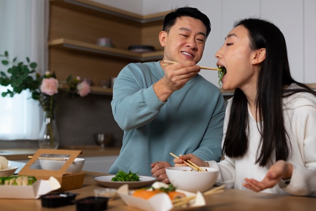 무료 사진 아시아 음식을 먹는 측면보기 사람들