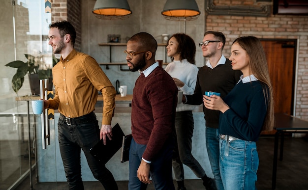 コーヒーを飲みながら会う人々の側面図