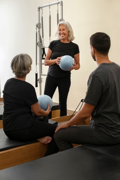 Foto gratuita vista laterale di persone in classe di pilates