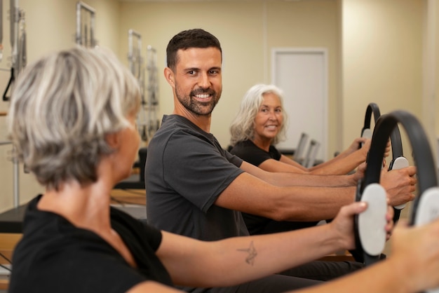 Free photo side view people in pilates class