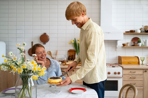 Foto gratuita vista laterale di persone che si rilassano all'interno