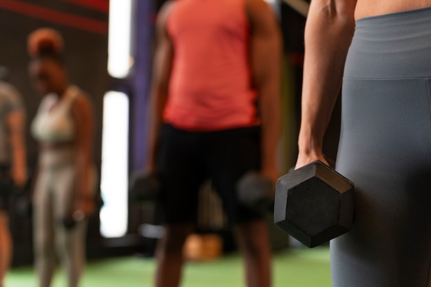 Vista laterale persone che si allenano insieme in palestra