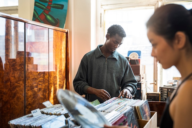 Free photo side view people at vinyl records