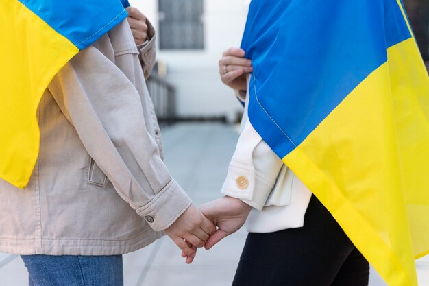 Вид сбоку на людей с украинскими флагами
