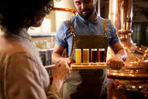 Foto gratuita vista laterale persone che lavorano nella fabbrica di birra