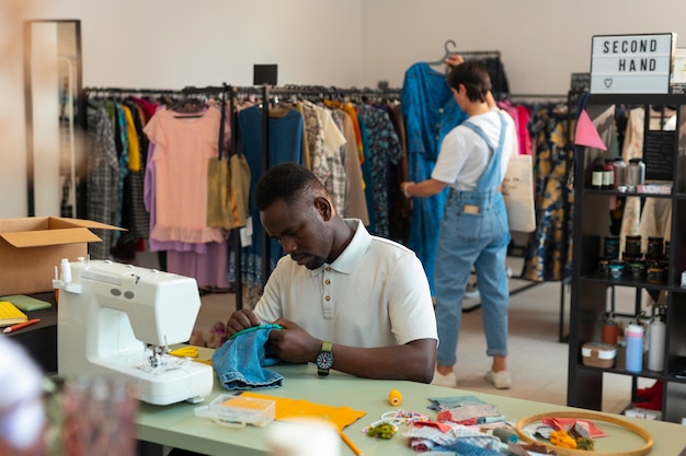 Foto gratuita persone di vista laterale che lavorano insieme