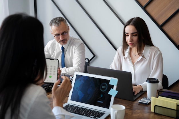 Persone di vista laterale che lavorano con i laptop