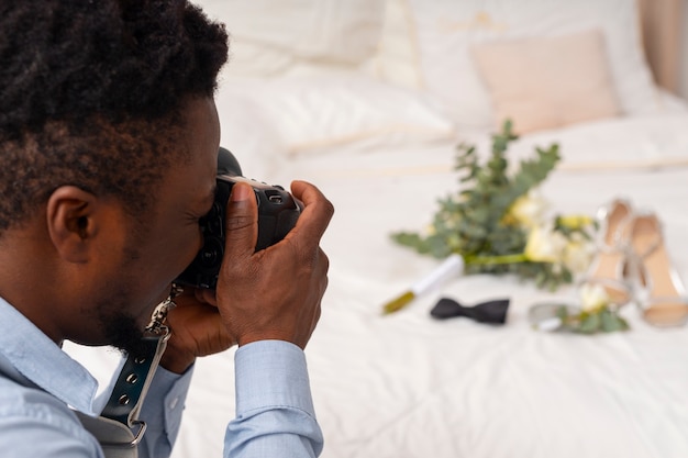 Foto gratuita fotografo con vista laterale che scatta foto