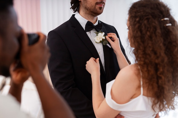 無料写真 結婚式の写真を撮るサイド ビュー カメラマン