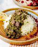 Foto gratuita vista laterale del pilaf con erbe e spezie di carne in umido