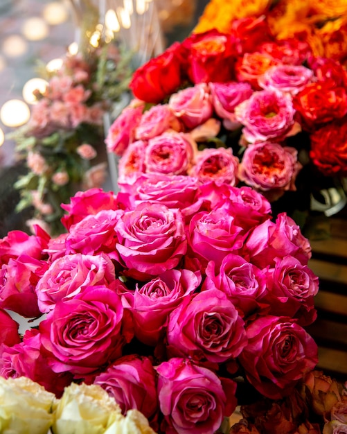 ピンク色のバラの花の花束の側面図