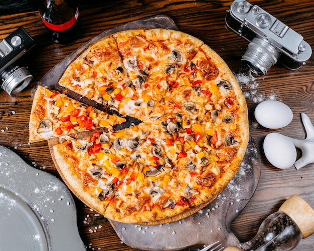 キノコとカラフルなピーマンのピザの側面図