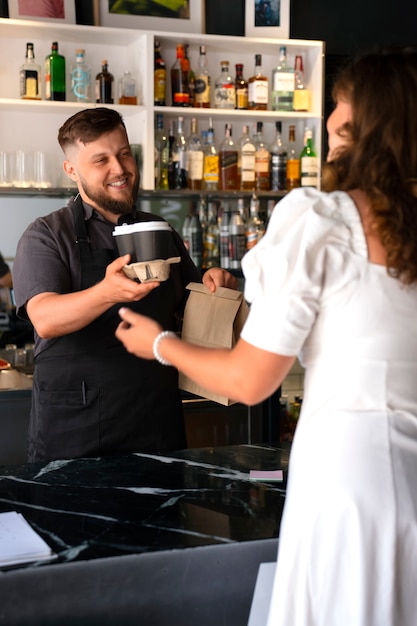 Foto gratuita uomo plus size con vista laterale che lavora come barista