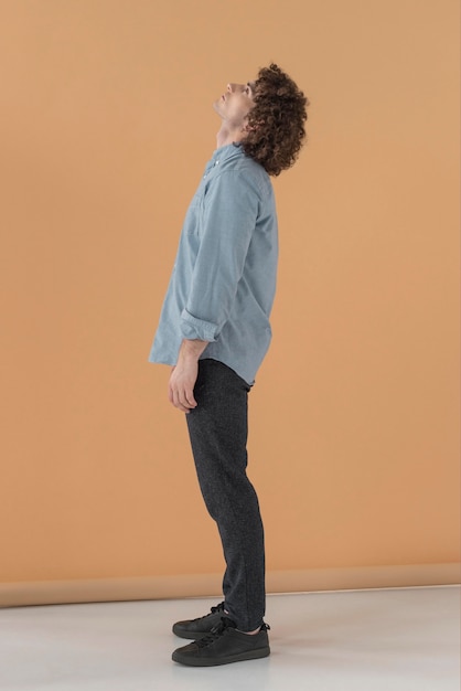 Free photo side view portrait curly haired young man