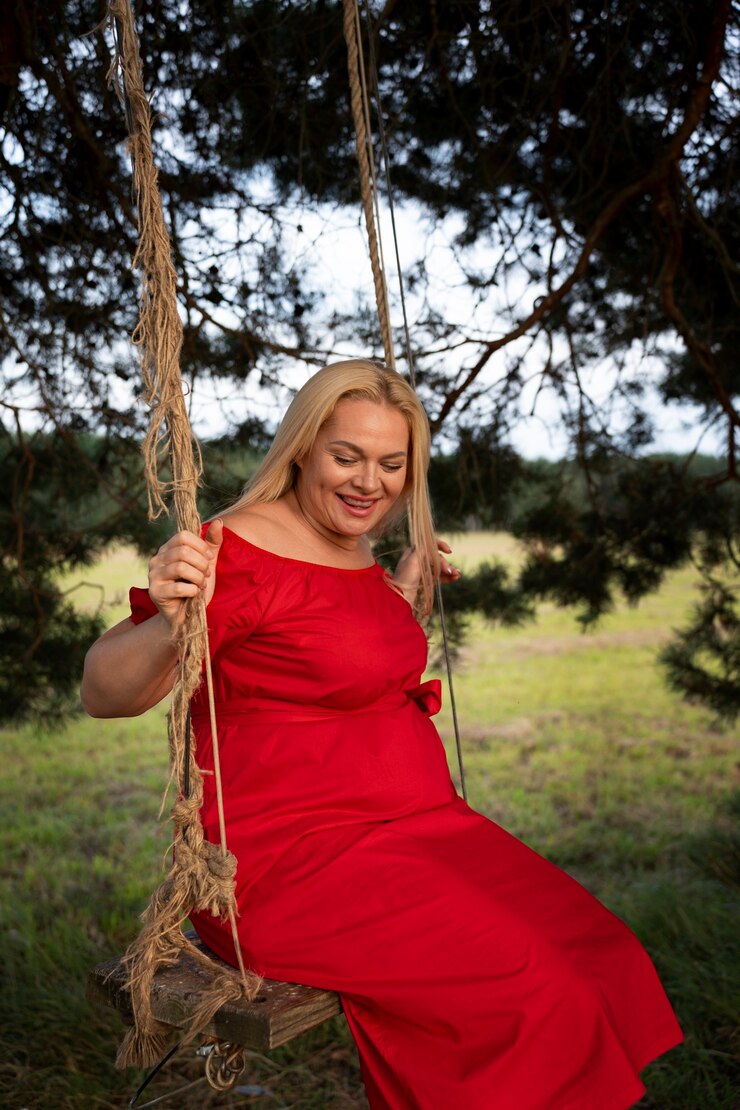 Free Photo side view pregnant woman spending time outdoors