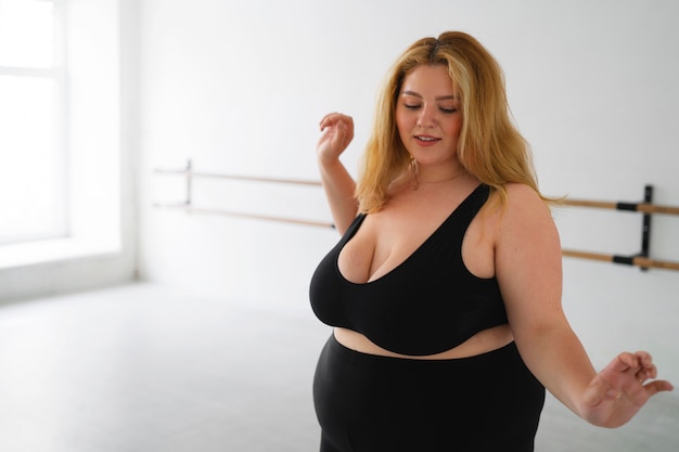 Free photo side view professional plus size dancer training