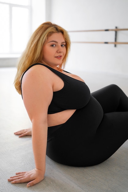 Free photo side view professional plus size dancer training