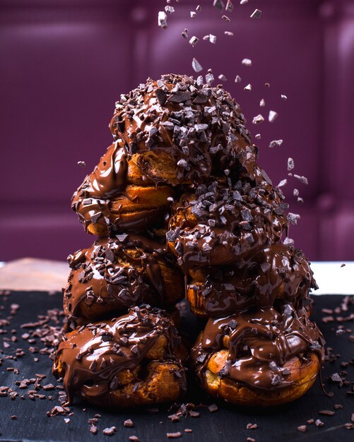 초콜릿 부스러기와 시럽으로 profiterole의 모습