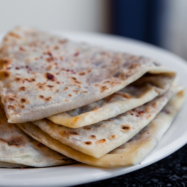 Side view qutab in white plate