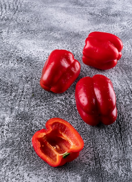 Free photo side view red bell pepper on gray