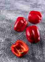 Бесплатное фото Вид сбоку красный перец на серый