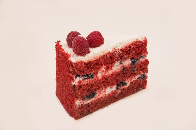 Вид сбоку красный пирог с ягодами