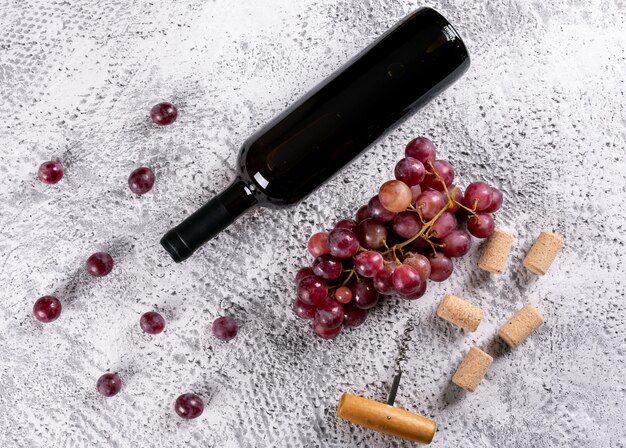 横の白い石のブドウと赤ワインの側面図