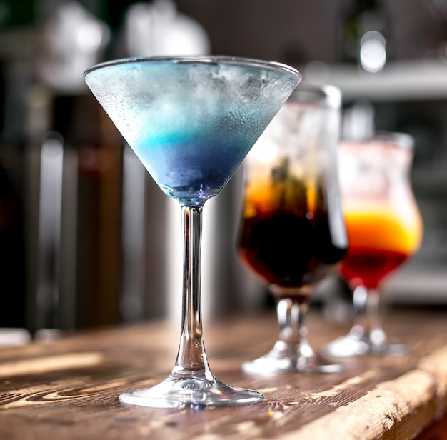 Вид сбоку освежающий голубой коктейль