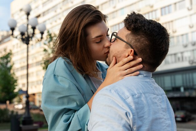 側面図ロマンチックなカップルのキス