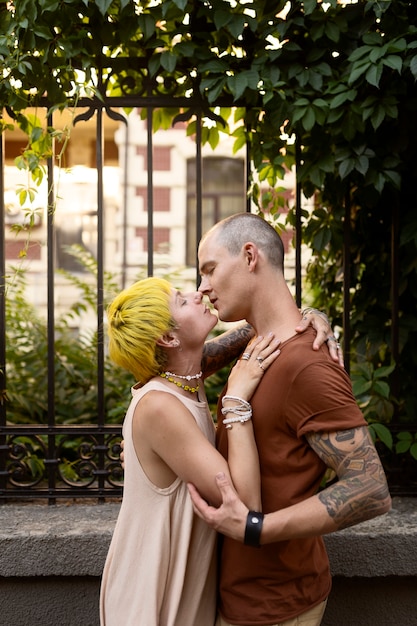 Foto gratuita coppia romantica vista laterale all'aperto