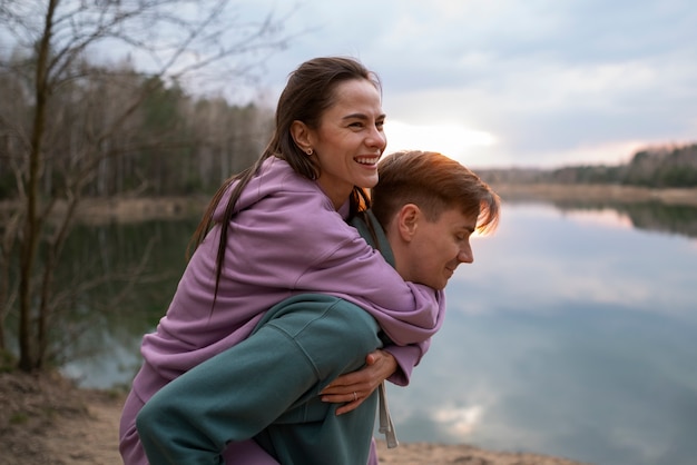 Free photo side view romantic couple outdoors