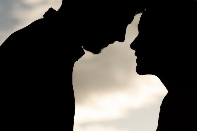 Free photo side view romantic couple silhouettes