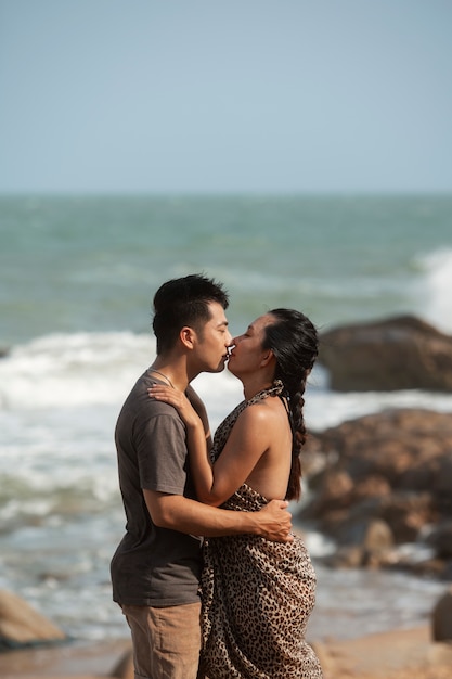 Free photo side view romantic couple in vacation