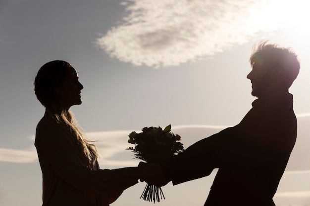 꽃 부케와 측면 보기 로맨틱 커플
