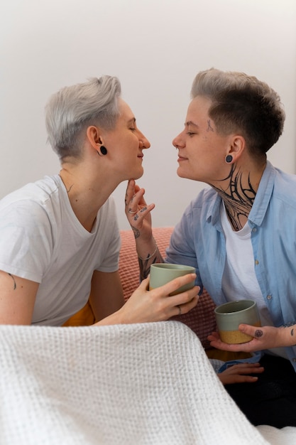 Foto gratuita donne romantiche di vista laterale a casa