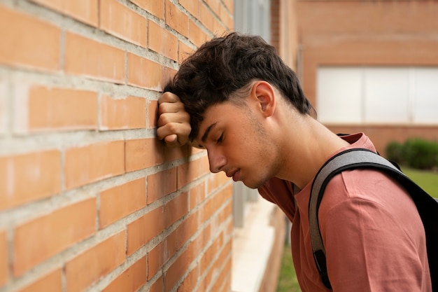 学校での側面図の悲しい少年