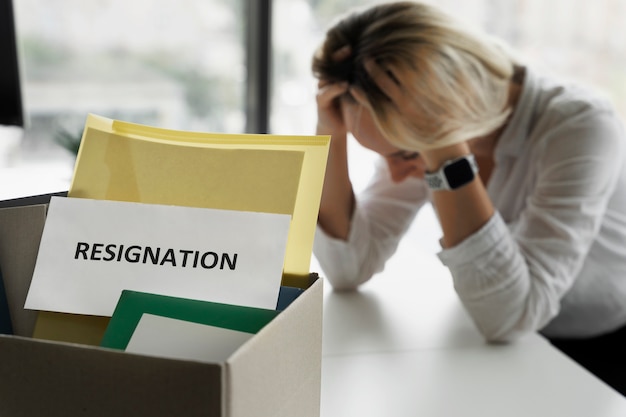 Foto gratuita donna triste di vista laterale al lavoro