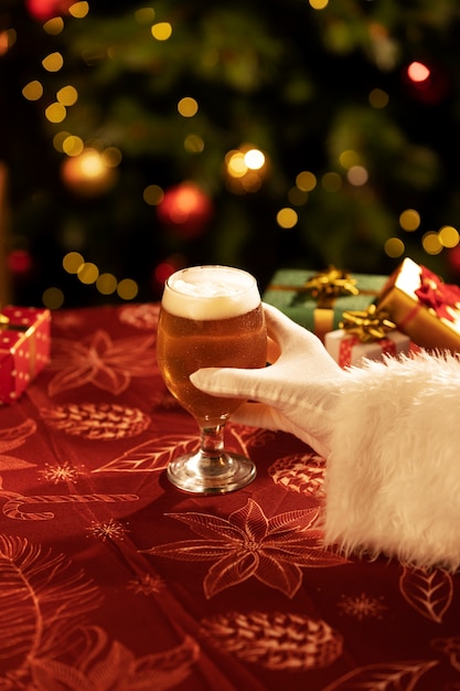 크리스마스 맥주를 들고 측면 보기 산타
