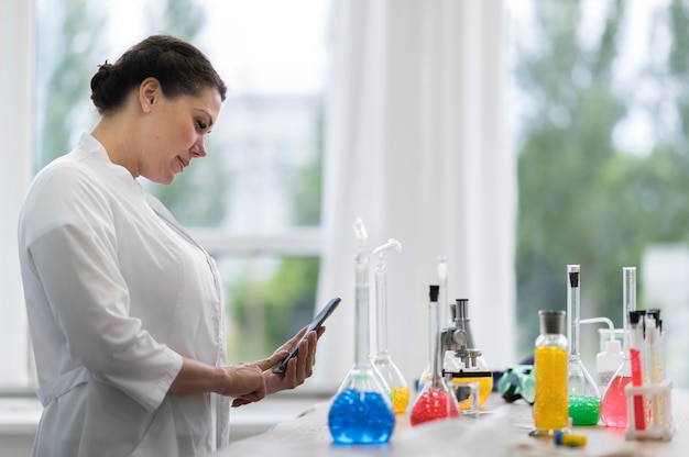 Foto gratuita donna di scienza di vista laterale