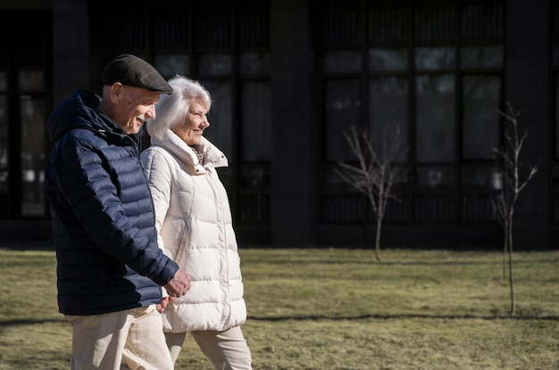 Free photo side view senior people walking together