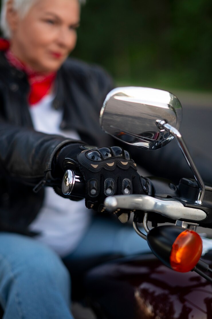 मुफ़्त फोटो side view  senior woman with motorcycle