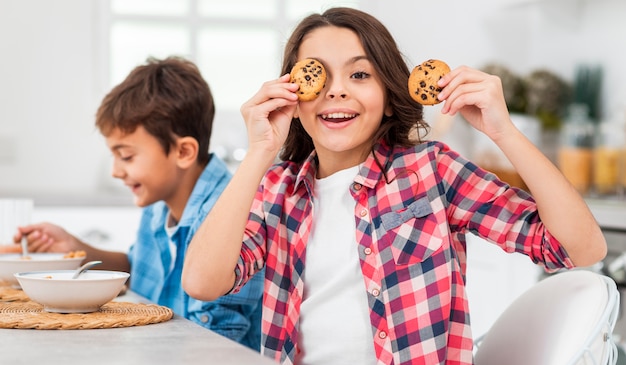 Foto gratuita fratelli vista laterale divertirsi durante la colazione