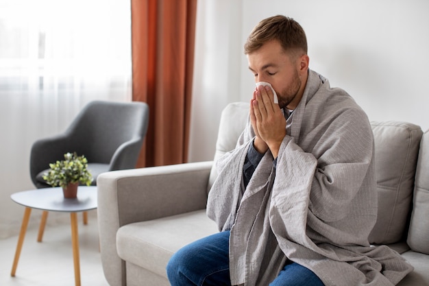 Free photo side view sick man suffering from allergy