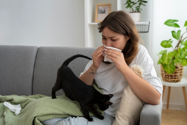 Free photo side view sick woman on couch at home