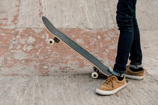 Foto gratuita vista laterale di skateboard sulla rampa