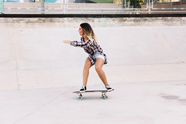 Foto gratuita ragazza, skater, vista, lato, skateboard